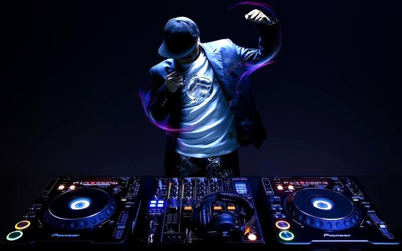 Co robi DJ? Jak wygląda praca na imprezach i koncertach