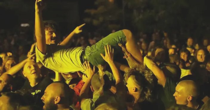 Jak legalnie wnieść alkohol na koncert? Zasady i alternatywy