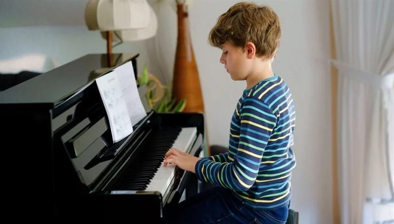 Jak nauczyć dziecko gry na pianinie? Proste ćwiczenia i skuteczny plan nauki