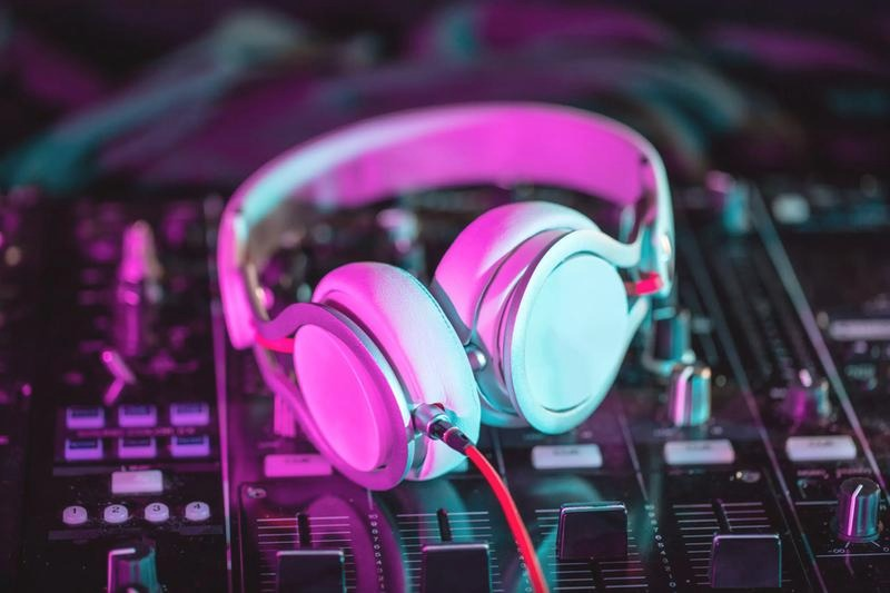 Jak tworzyć muzykę elektroniczną od zera? Sprzęt, programy i pierwszy utwór