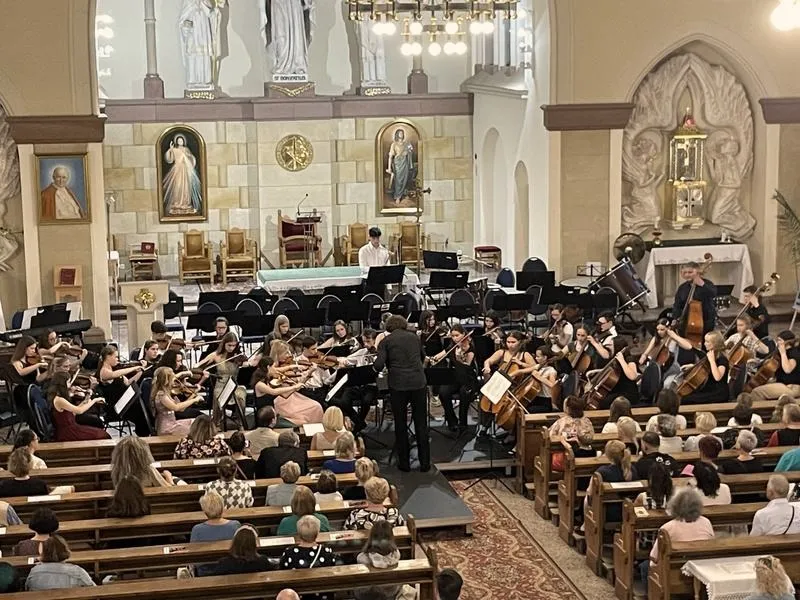 Jak ubrać się na koncert muzyki poważnej na stadionie? Elegancja i wygoda w praktyce