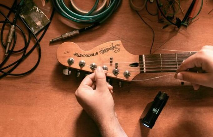 Nastroić gitarę tunerem