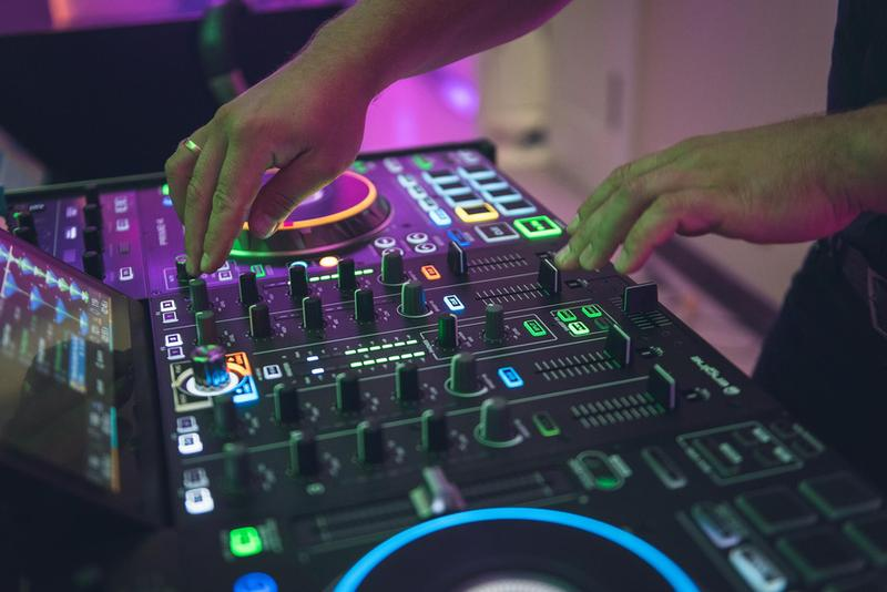 Praca DJ-a